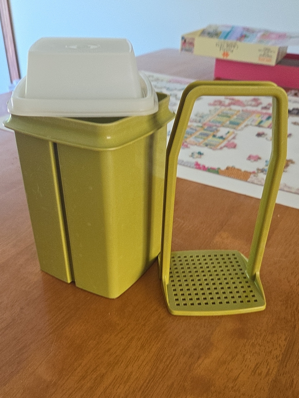 Tupperware Olive Green Deli Pickle/Olive Keeper with White Lid and Lift